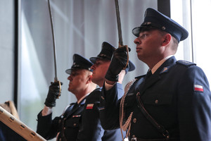 sztandar komendy wojewódzkiej policji w krakowie