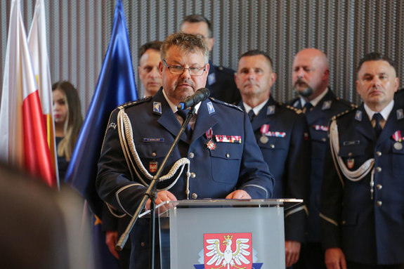 przemawia komendant wojewódzki policji w Krakowie