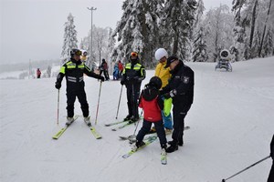 Policjanci z narciarzami na stoku