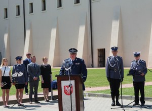 Zastępca Komendanta Wojewódzkiego Policji w Krakowie podczas przemówienia na uroczystych obchodach Święta Policji