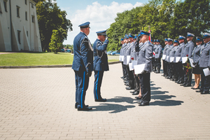 zdjecie prezentujace gratulacje wreczane przez komendanta powiatowego policji w miechowie ora-2