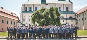 Zdjecie prezentujące grupę osób obecnych na uroczystości w tym policjantów, pracowników policji oraz gości zaproszonych na uroczystość