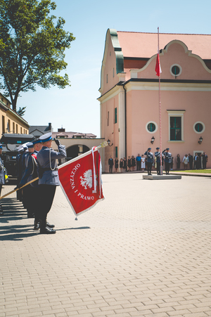 Zdjecie prezentujące podniesienie flagi państwowej