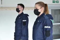 Dwoje nowo przyjętych policjantów