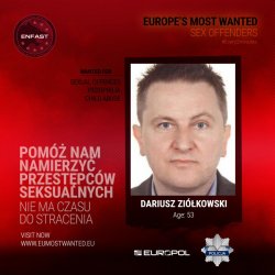 1. Grafika przedstawia wizerunek mężczyzny z podpisem: Dariusz Ziółkowski, age 53, w prawym górnym rogu znajduje się napis  Europe&#039;s most wanted sex offenders. Pod zdjęciem znajduje się logo Europol oraz policyjna gwiazda. W lewym górnym rogu znajduje się logo ENFAST (European Network of Fugitive Active Search Teams). Po lewej stronie zdjęcia znajduje się napis: Wanted for sexual offences pedophilia child abuse. Oraz nieco poniżej napis: pomóż nam namierzyć przestępców seksualnych. Nie ma czasu do stracenia. Poniżej napis po angielsku: visit now www.eumostwanted.eu