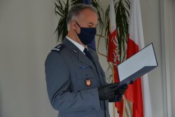 Komendant Powiatowy Policji w Miechowie młodszy inspektor Andrzej Kot podczas odczytywania roty ślubowania